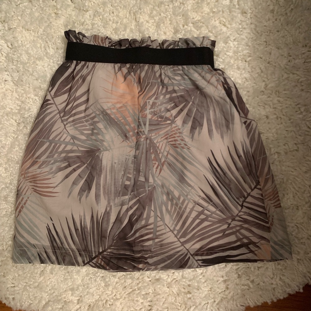 H&M Floral Green & Tan Beige Monstera resort casual lightweight Mini Skirt 4
